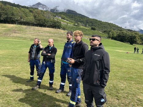 Esercitazione pratica di volo durante un corso per piloti di droni Esercitazione pratica di volo durante un corso per piloti di droni