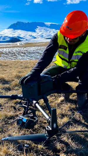 Attrezzatura drone pronta al decollo per rilievi e ispezioni in area esterna