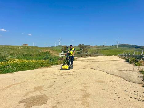 Operatore durante un'indagine georadar GPR per la mappatura dei sottoservizi