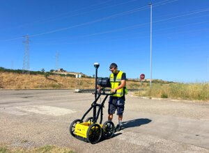 Profili georadar con operatore in campo. Profili georadar con operatore in campo.