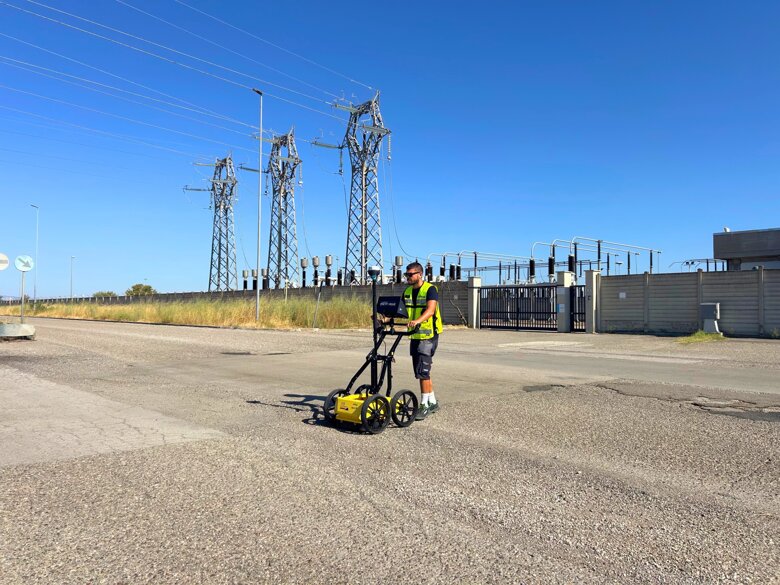 Operatore durante un'indagine georadar GPR per la mappatura dei sottoservizi Operatore durante un'indagine georadar GPR per la mappatura dei sottoservizi