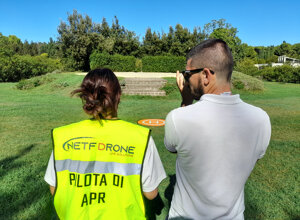 Corso pilota drone: sessione in campo con istruttore e partecipanti Corso pilota drone: sessione in campo con istruttore e partecipanti
