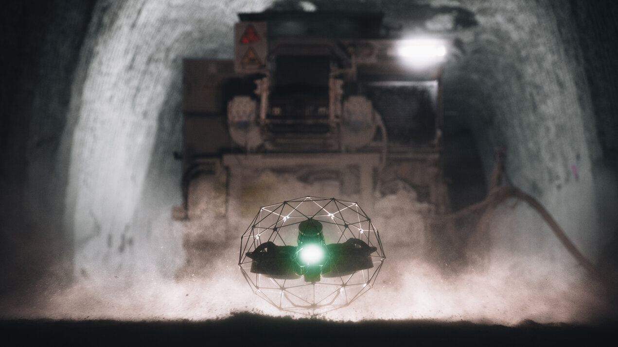 Ispezione con drone in spazio confinato con illuminazione dedicata Ispezione con drone in spazio confinato con illuminazione dedicata