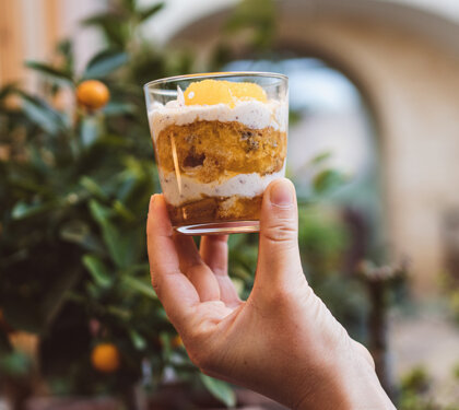 Dessert siciliano in bicchiere con crema e agrumi Dessert siciliano in bicchiere con crema e agrumi