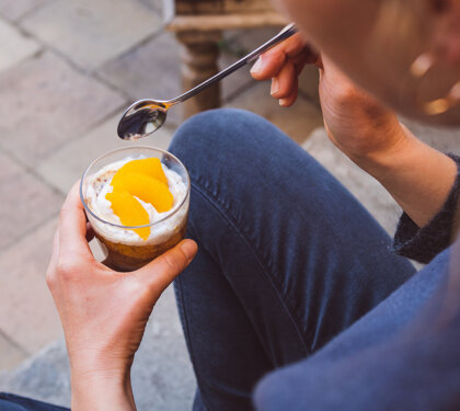 Persona che gusta un dolce con frutta fresca Persona che gusta un dolce con frutta fresca