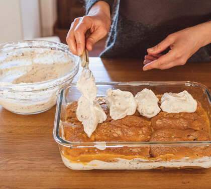 Preparazione di un dessert con crema in cucina Preparazione di un dessert con crema in cucina