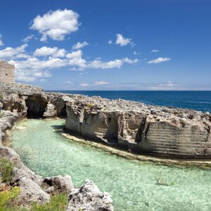 eyJpdCI6IlZpc2l0YSBsYSBwaXNjaW5hIG5hdHVyYWxlIGRpIE1hcmluYSBTZXJyYSJ9