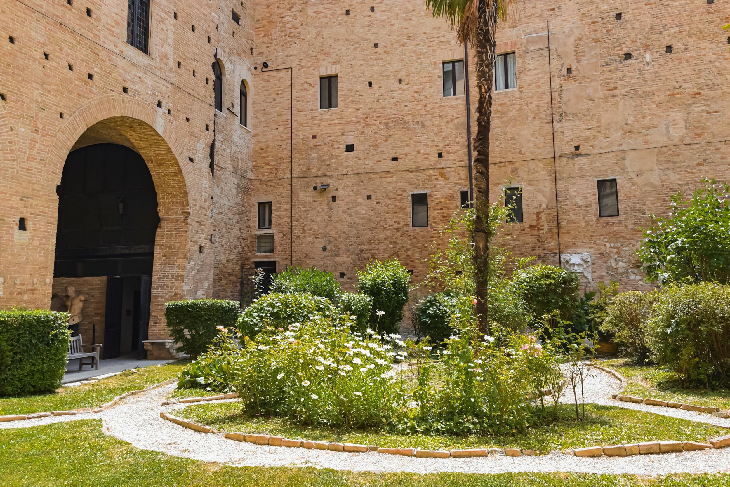 urbino_palazzo-ducale-_cortile2.jpeg urbino_palazzo-ducale-_cortile2.jpeg