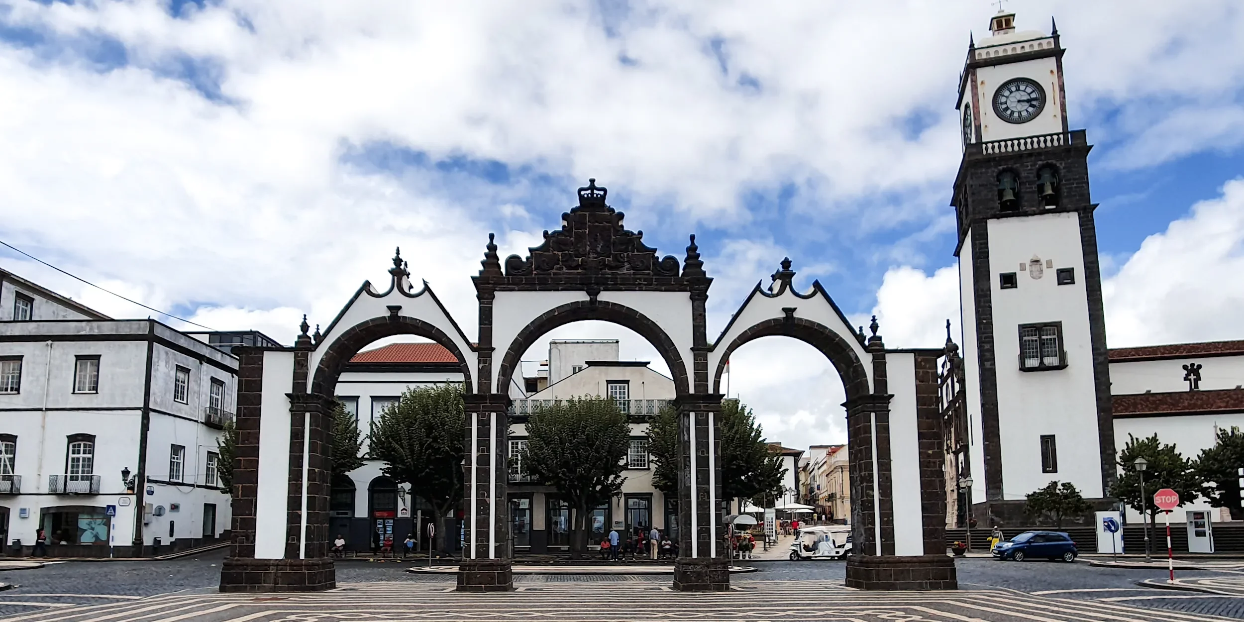 azoren_portas-da-cidade-2500x1250.webp azoren_portas-da-cidade-2500x1250.webp