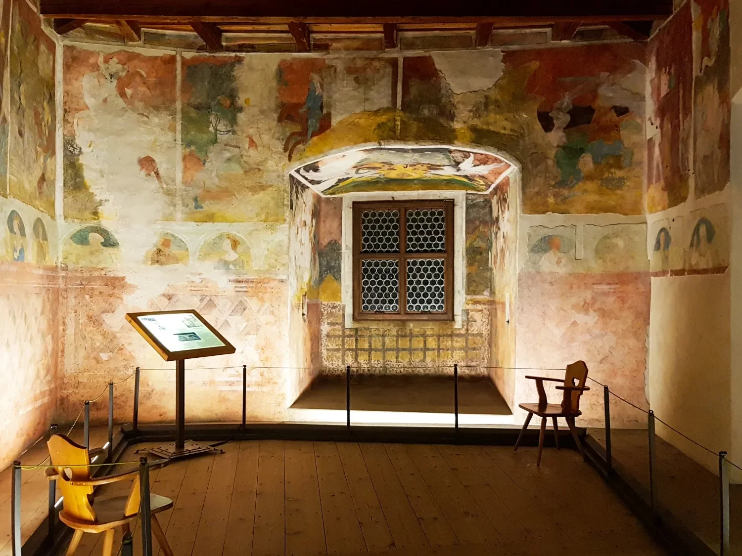 fresken-schloss-runkelstein.webp