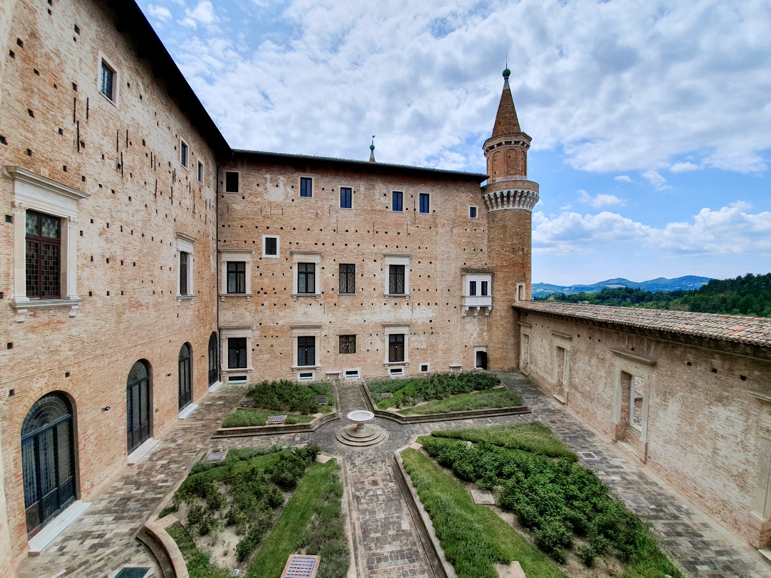urbino_palazzo-ducale_cortile1.jpeg urbino_palazzo-ducale_cortile1.jpeg