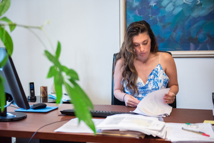 Donna al lavoro in ufficio con documenti