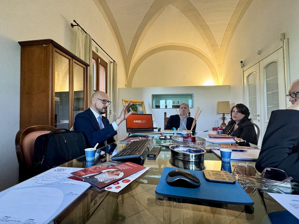 Riunione di consulenza legale in ufficio elegante con professionisti