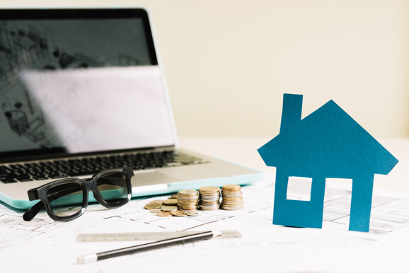 figurine-house-plan-laptop.jpeg figurine-house-plan-laptop.jpeg