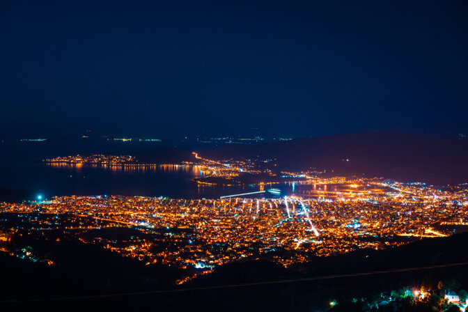 panorama-della-vista-dall-alto-della-citta-di-notte.jpeg