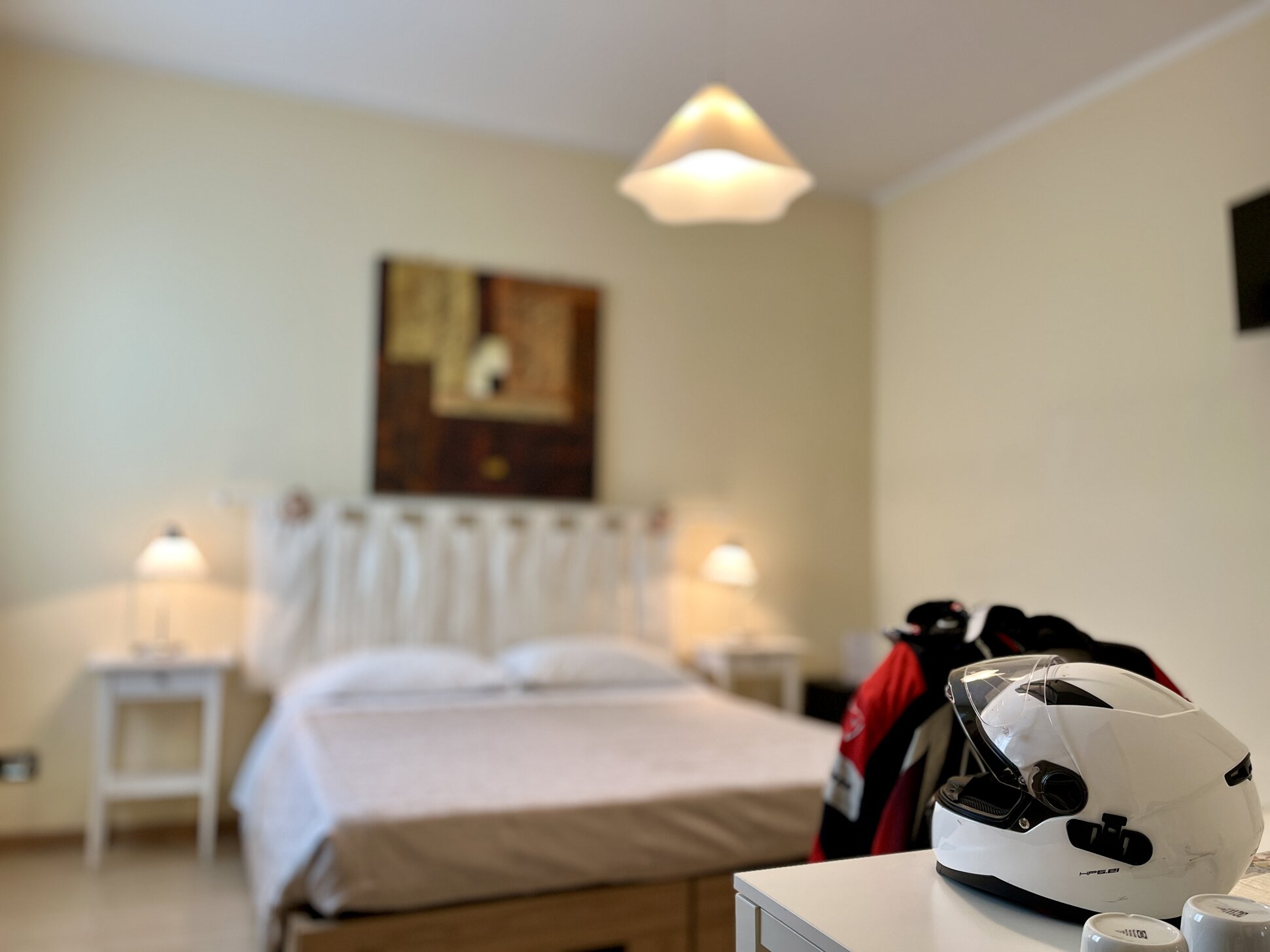 eyJlbiI6IlJvb20gdmlldyJ9