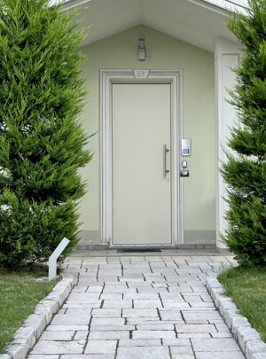 eyJlbiI6IkVudHJ5IGRvb3IifQ==