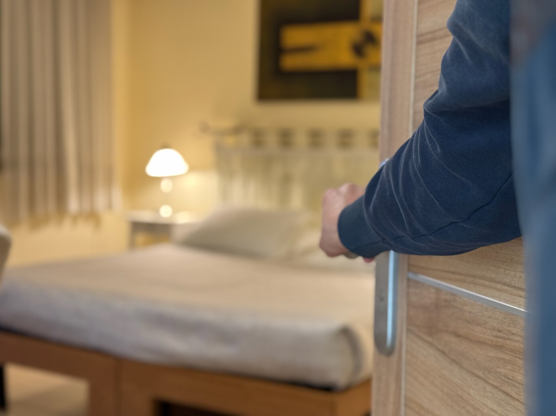 eyJlbiI6IlJvb20gdmlldyJ9