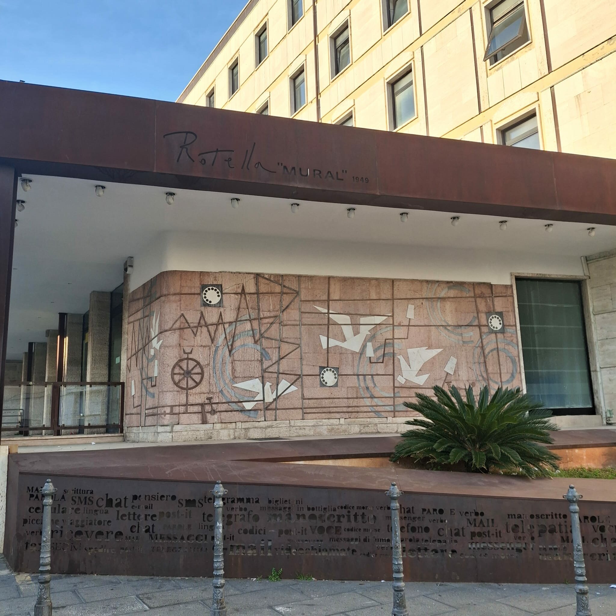 Palaia: Ripulito il mural di Mimmo Rotella su Corso Mazzini, nell'anno celebrativo impegno nel valorizzare il nostro patrimonio identitario