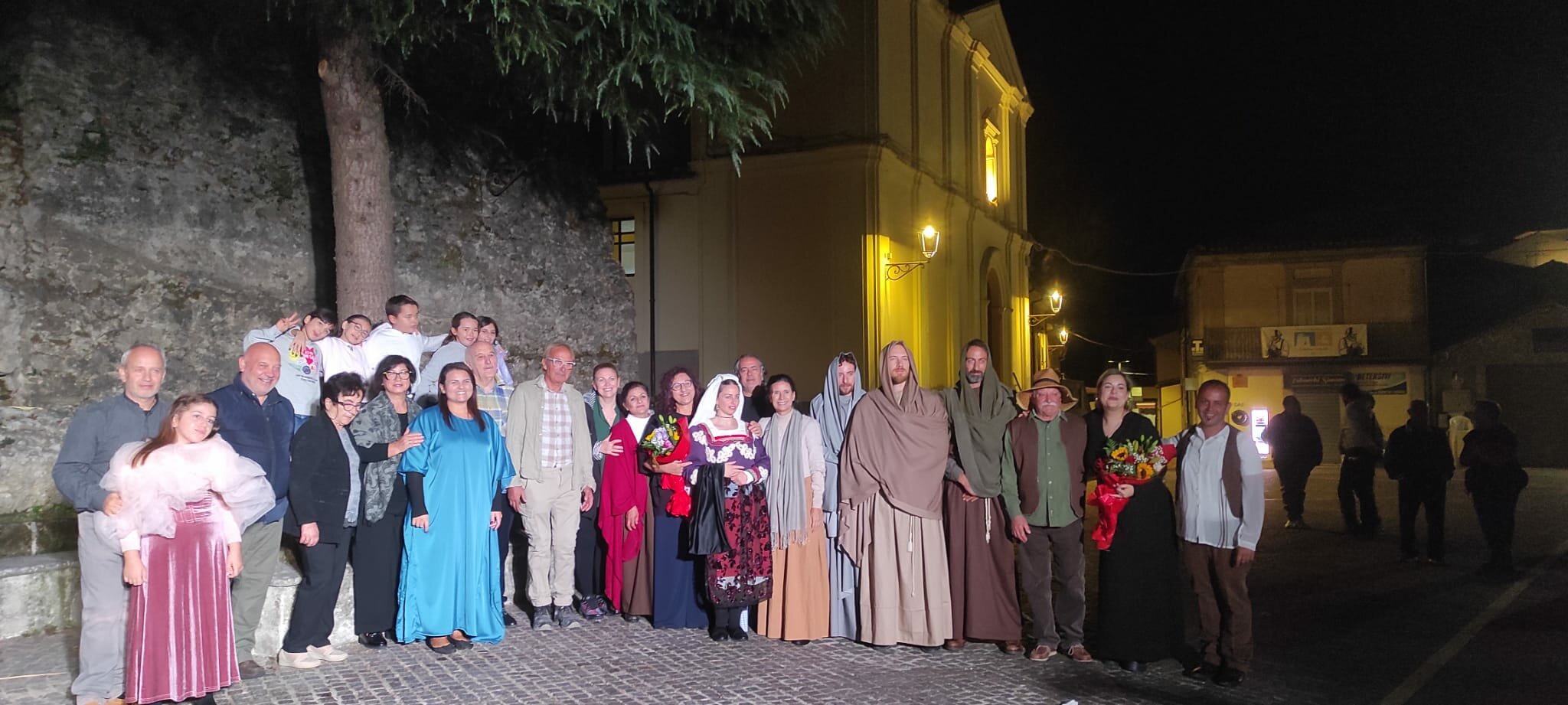 A San Floro grande successo ha riscosso la rappresentazione teatrale nell’ambito del progetto “Radici di Seta – Rito e comunità” A San Floro grande successo ha riscosso la rappresentazione teatrale nell’ambito del progetto “Radici di Seta – Rito e comunità”