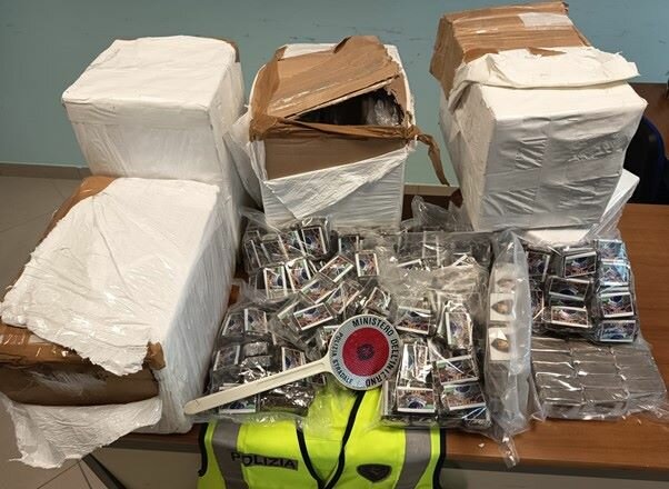 SULL&rsquo;AUTOSTRADA A2 LA POLIZIA STRADALE TRAE IN ARRESTO UN CORRIERE DELLA DROGA, UN SORVEGLIATO SPECIALE DI P.S. E DENUNCIA UN UOMO PER PATENTE FALSA