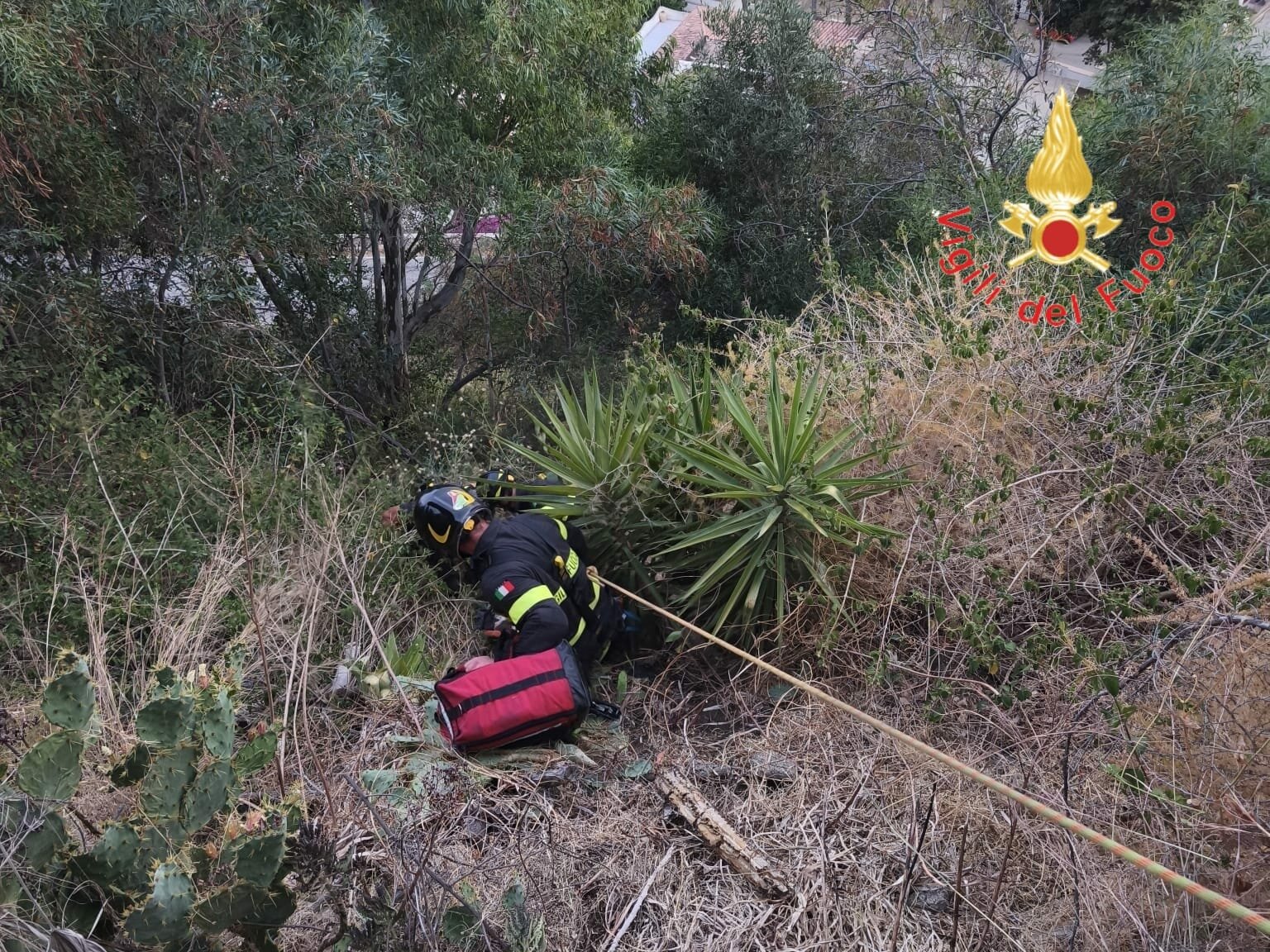 Cade in una scarpata in localit&agrave; Caminia, riportando qualche ferita. Portata in salvo dai Vigili del Fuoco