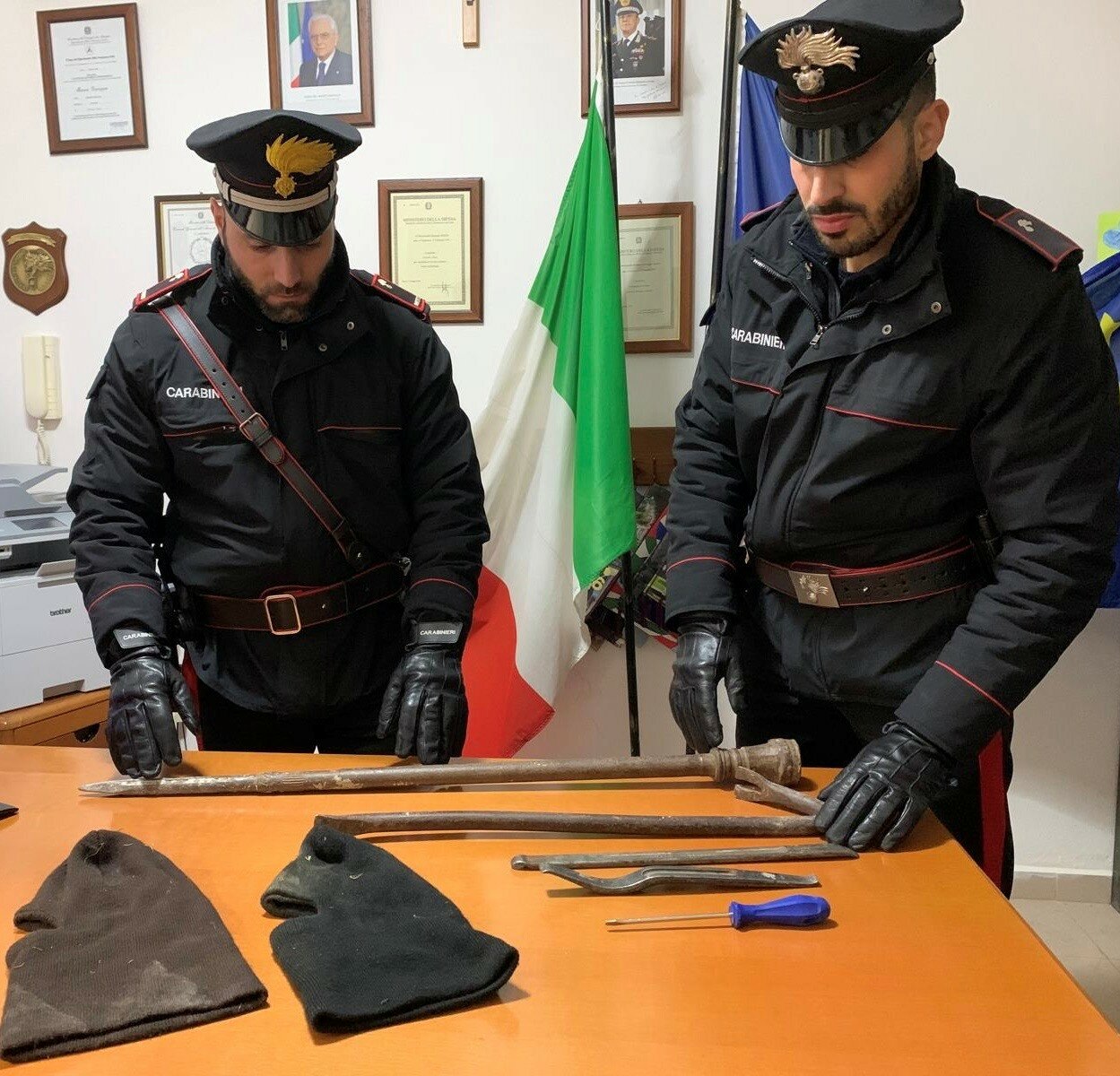 COLTI CON LE MANI NEL SACCO DAI CARABINIERI