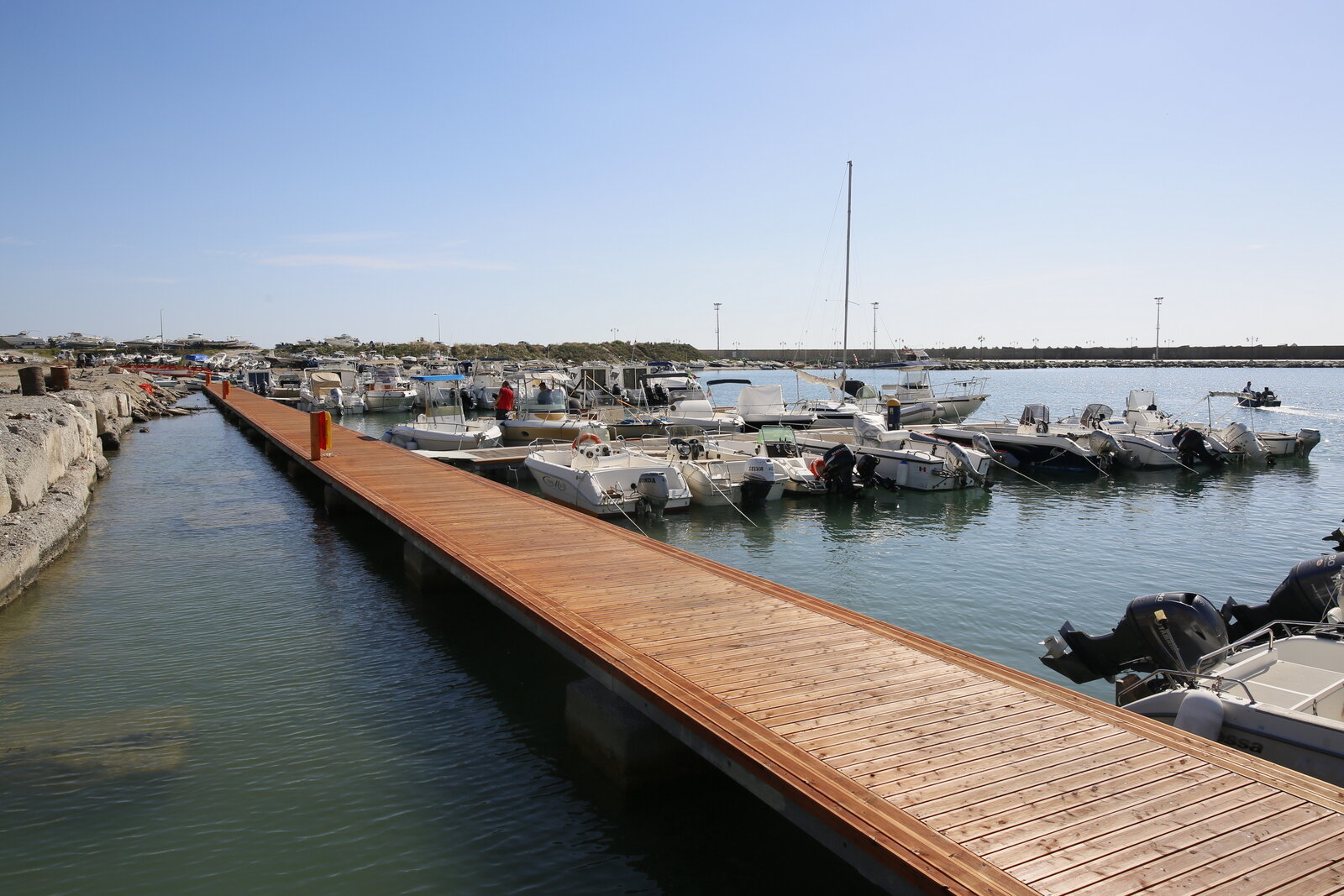 As announced in recent days, the docks of the Port are currently accessible and services are guaranteed to boaters, compatibly with the burdens