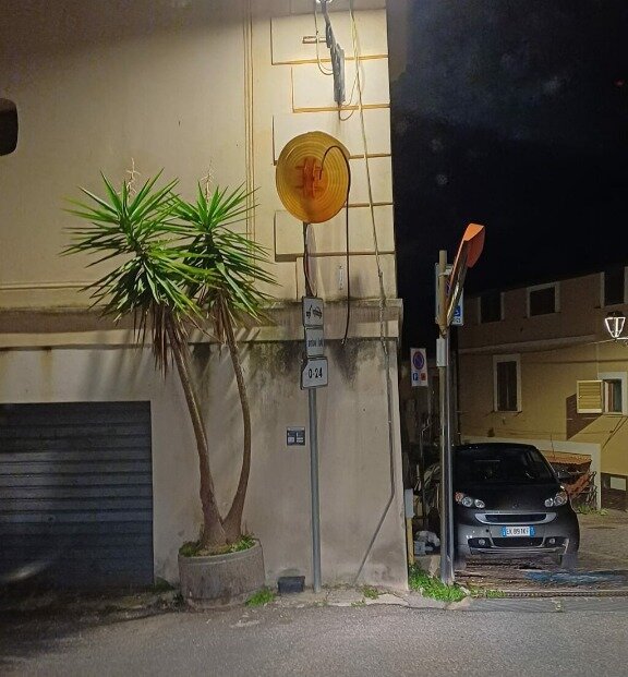 GLI SPECCHI ROTTI NON PORTANO SOLO SFORTUNA!