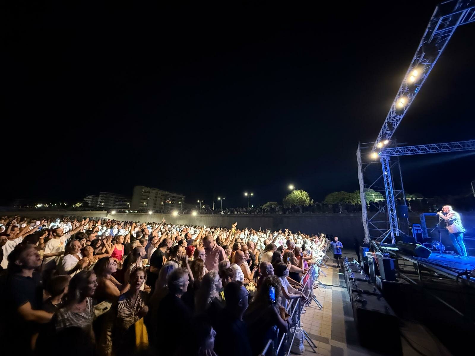 CATANZARO, ESTARTE PROSEGUE TRA GRANDI SUCCESSI E ATTESA: DOMANI IL CONCERTO DI BUNGARO A PIAZZA DOGANA MENTRE SI ACCELERA PER IL JOVA SUMMER PARTY