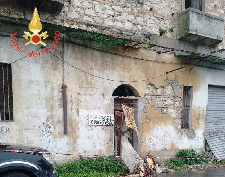 Via Carlo V, edificio privato pericolante: avviate procedure urgenti per messa in sicurezza Via Carlo V, edificio privato pericolante: avviate procedure urgenti per messa in sicurezza