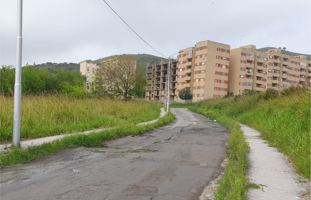 Viale Isonzo abbandonata al degrado: fogna a cielo aperto, strade impraticabili e totale assenza di interventi