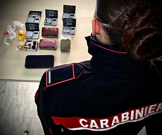 Arrestano un 18enne trovato in possesso di 280 grammi di hashish pronti allo spaccio.