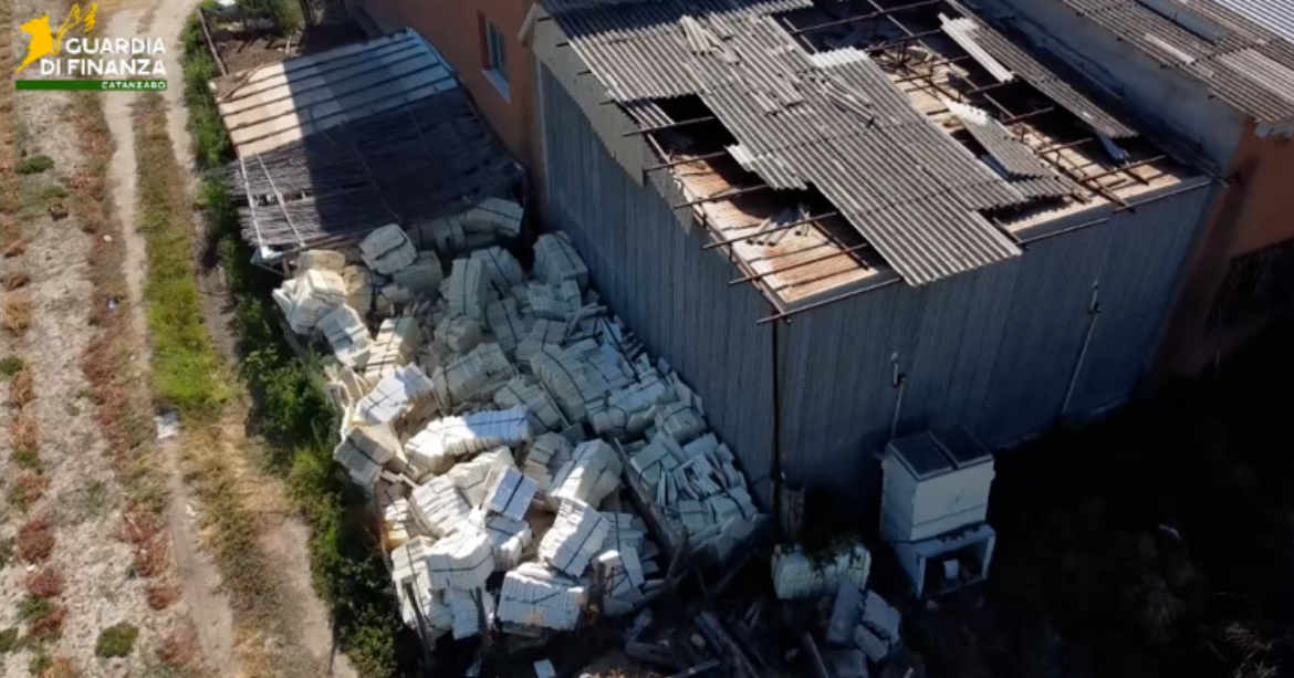 LA GUARDIA DI FINANZA (COMP. SOVERATO) HA SEQUESTRATO UN FABBRICATO DESTINATO A DISCARICA ABUSIVA