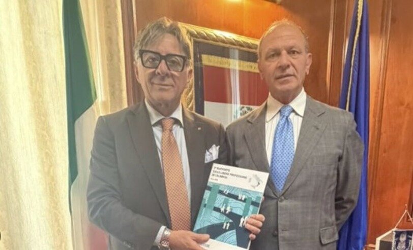 Confprofessioni Calabria incontra la Camera di Commercio di Catanzaro: consegnato al Presidente Falbo il Rapporto sulle libere professioni Confprofessioni Calabria incontra la Camera di Commercio di Catanzaro: consegnato al Presidente Falbo il Rapporto sulle libere professioni