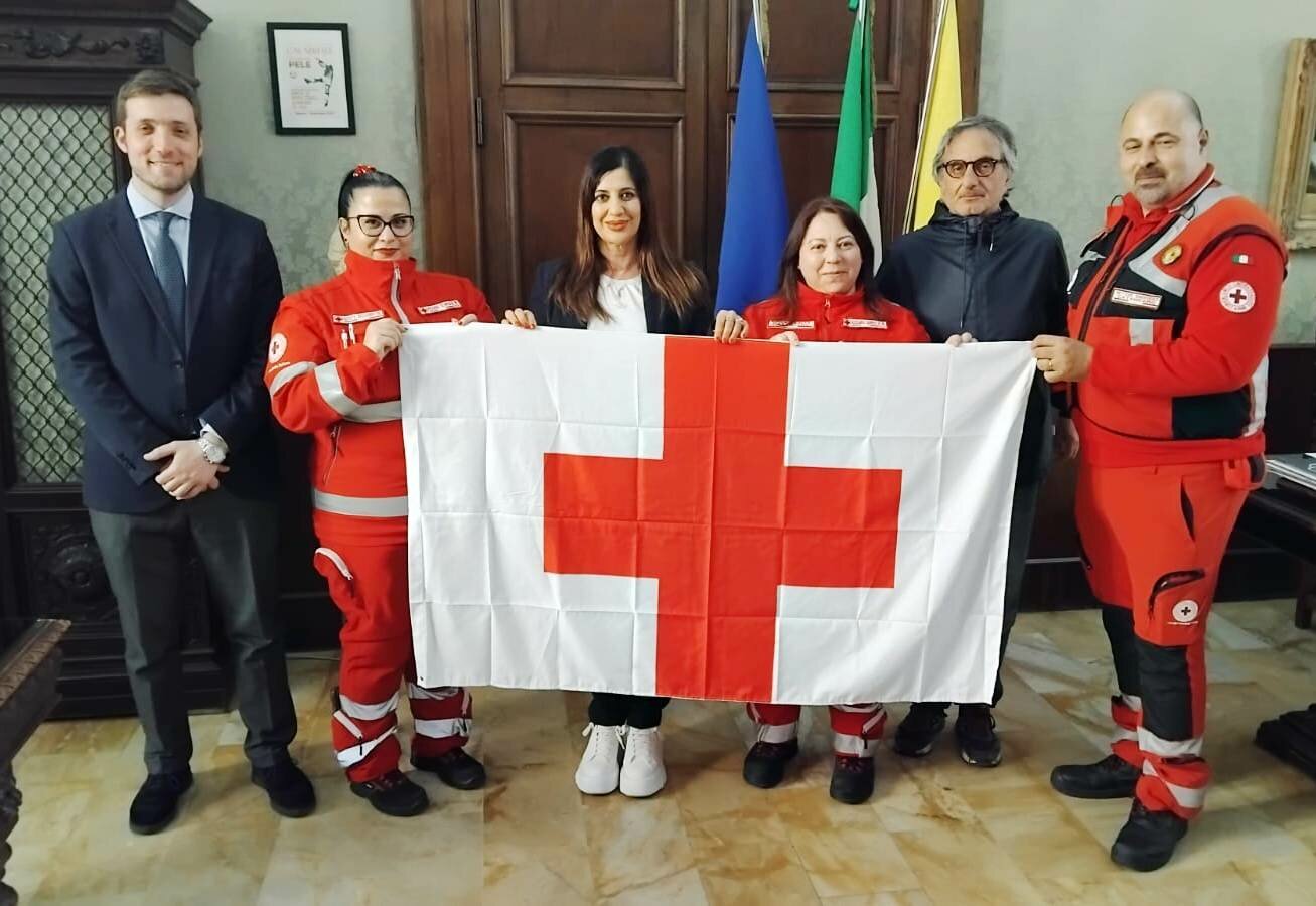 La Croce Rossa Italiana consegna al Comune la propria bandiera