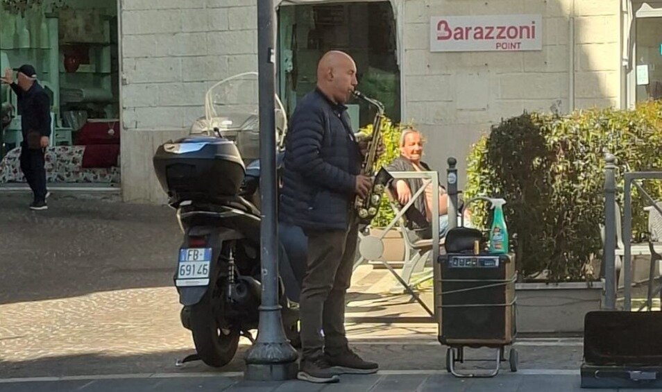 Il sax di C.so Mazzini... Oltre il semplice intrattenimento stradale