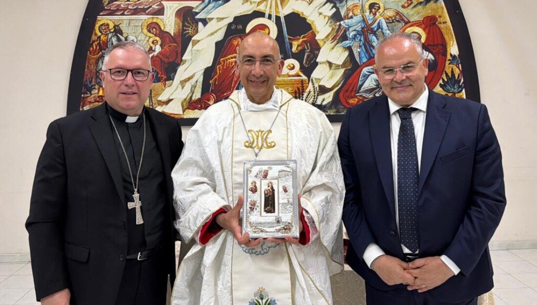 Al Cardinale Reina il bassorilievo di Affidato dedicato alla Madonna di Capocolonna Al Cardinale Reina il bassorilievo di Affidato dedicato alla Madonna di Capocolonna