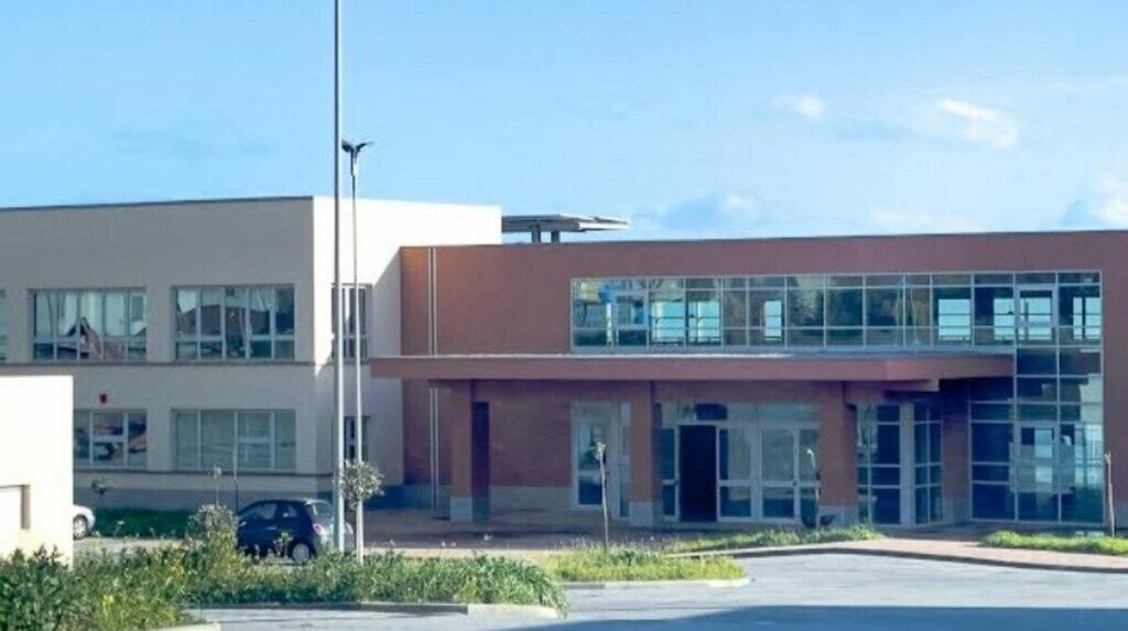 Tutta un'altra scuola? Il Liceo Siciliani debutta nella nuova sede tra aule roventi, navette col contagocce e la speranza di una vera svolta