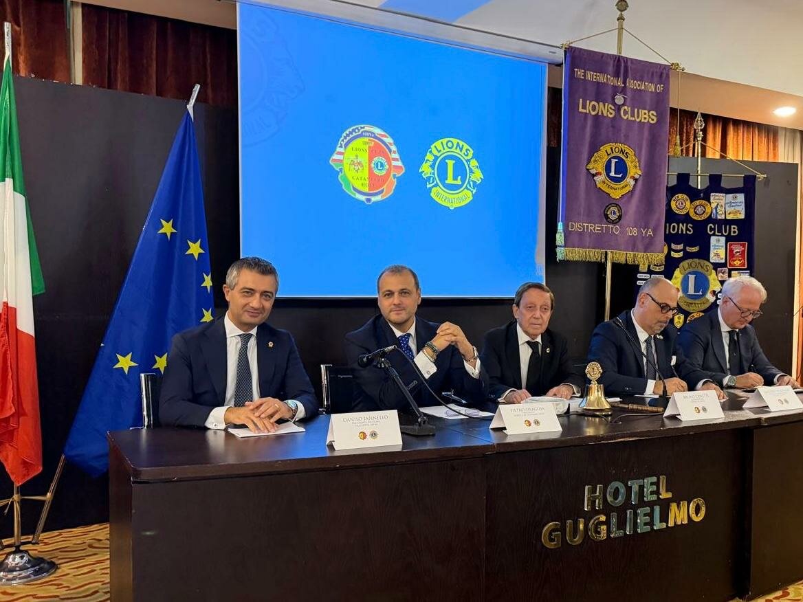 Lions Catanzaro Host, il futuro ha radici nel cuore della città: all’Hotel Guglielmo l’apertura dell’anno sociale con il governatore Canetti e la Targa Lions allo scrittore Gioacchino Criaco Lions Catanzaro Host, il futuro ha radici nel cuore della città: all’Hotel Guglielmo l’apertura dell’anno sociale con il governatore Canetti e la Targa Lions allo scrittore Gioacchino Criaco