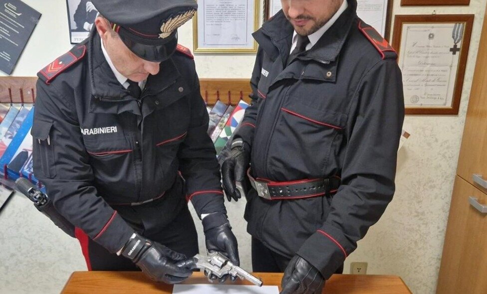 84enne deteneva armi illegalmente