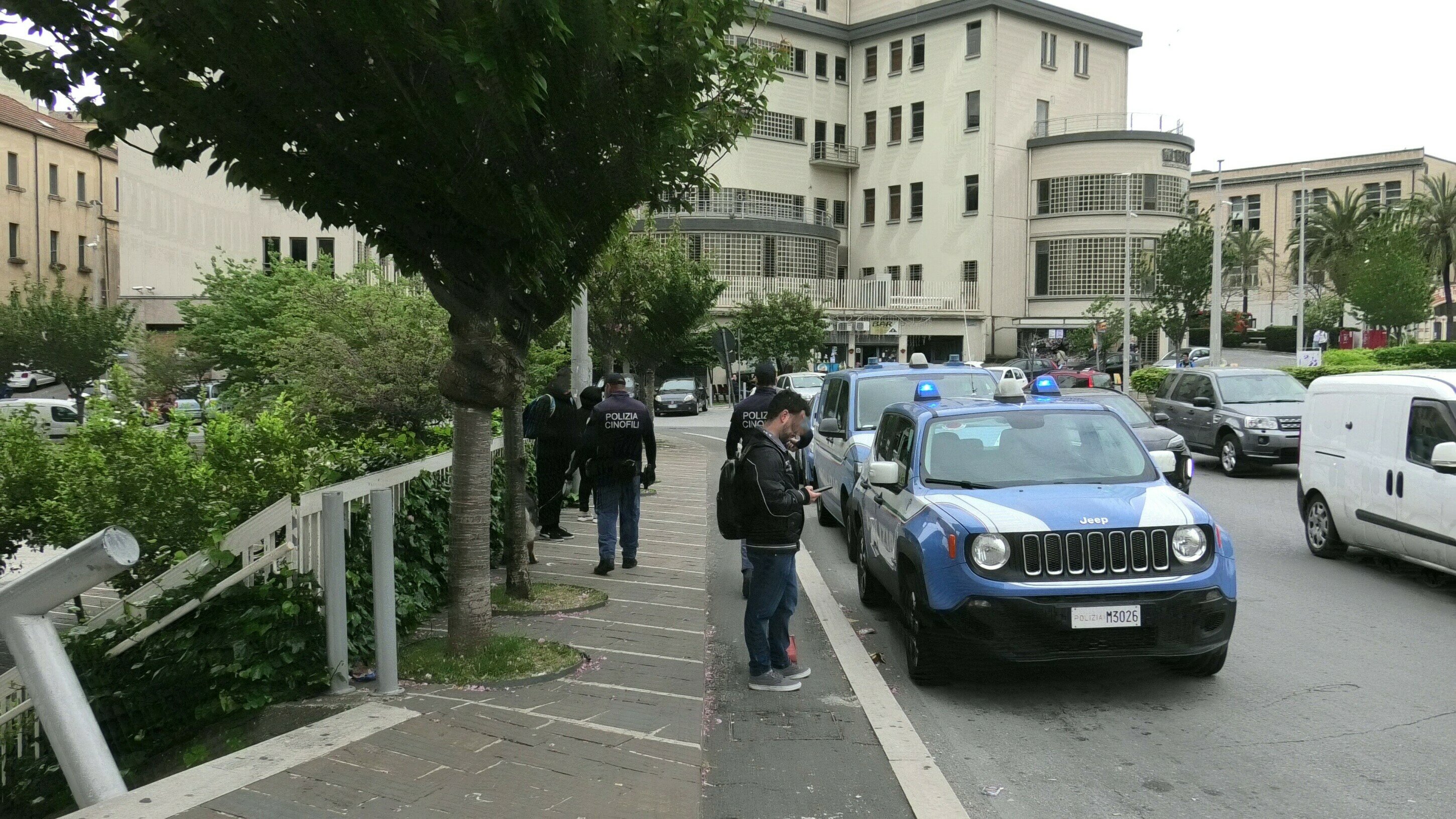 Progetto scuole sicure: controlli della Polizia di Stato per la prevenzione e repressione dei reati connessi allo spaccio di sostanze stupefacenti ed alla detenzione di armi nei pressi degli istituti scolastici.