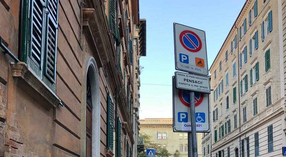 Una bimba disabile attende da oltre un anno l'istituzione di uno stallo per la sosta davanti casa. La vergogna del Comune di Catanzaro Una bimba disabile attende da oltre un anno l'istituzione di uno stallo per la sosta davanti casa. La vergogna del Comune di Catanzaro