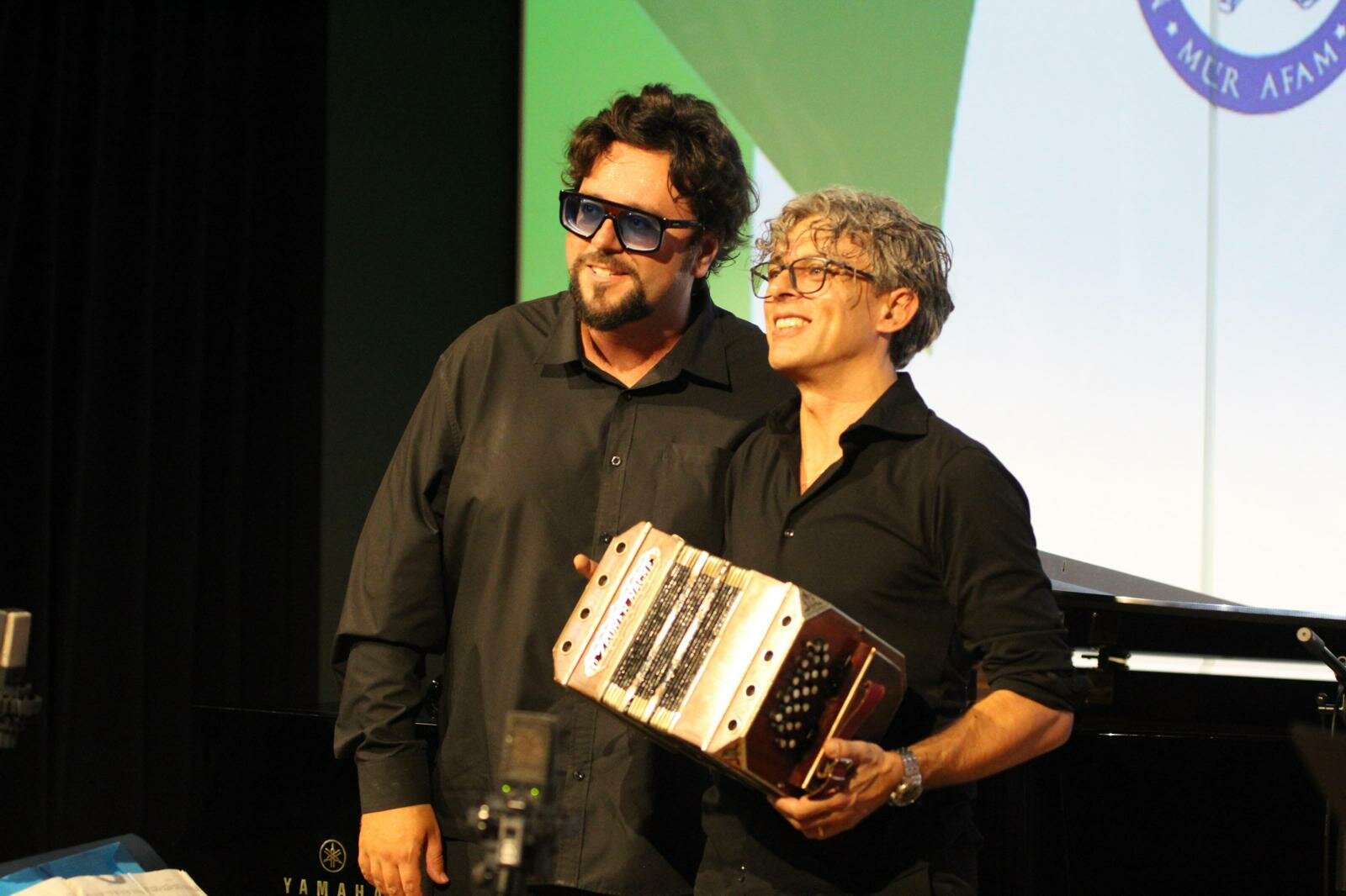 filippo-arlia-e-cesare-chiacchiaretta-con-il-bandoneon-personale-di-astor-piazzolla.jpeg