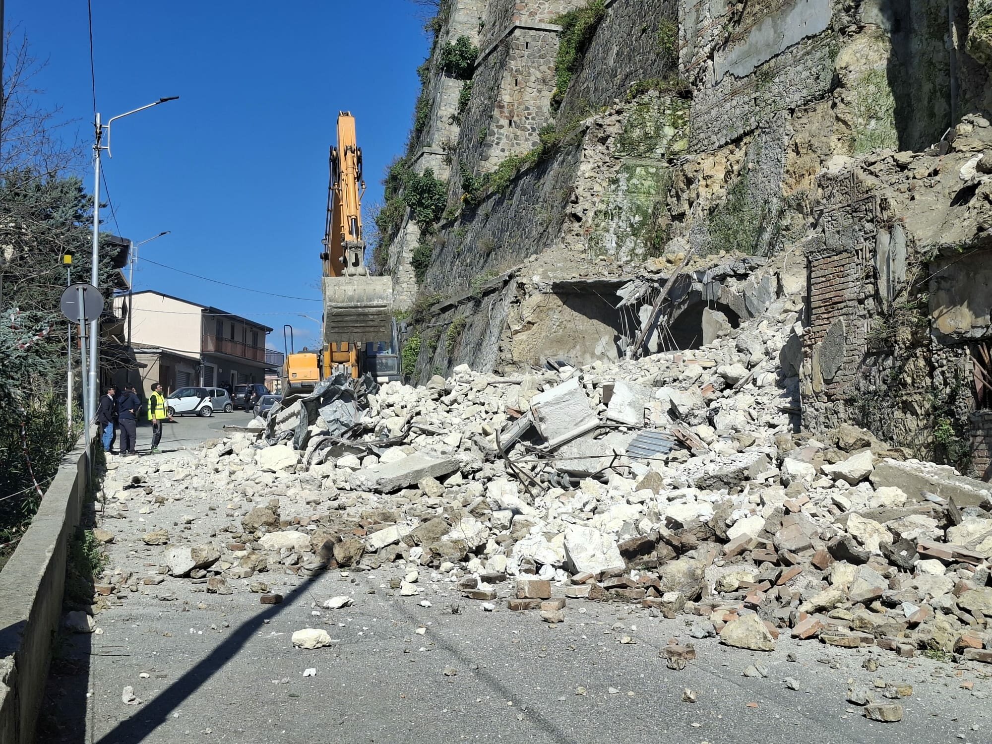 Via Carlo V verso la riapertura dopo la demolizione