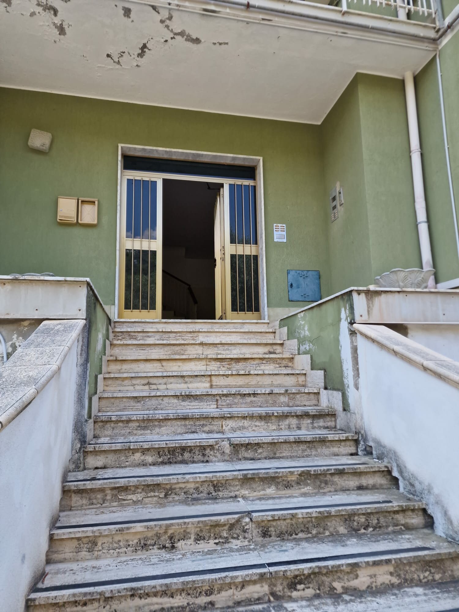 La singolare ubicazione della Centrale Operativa del 118 in via Barlaam da Seminara