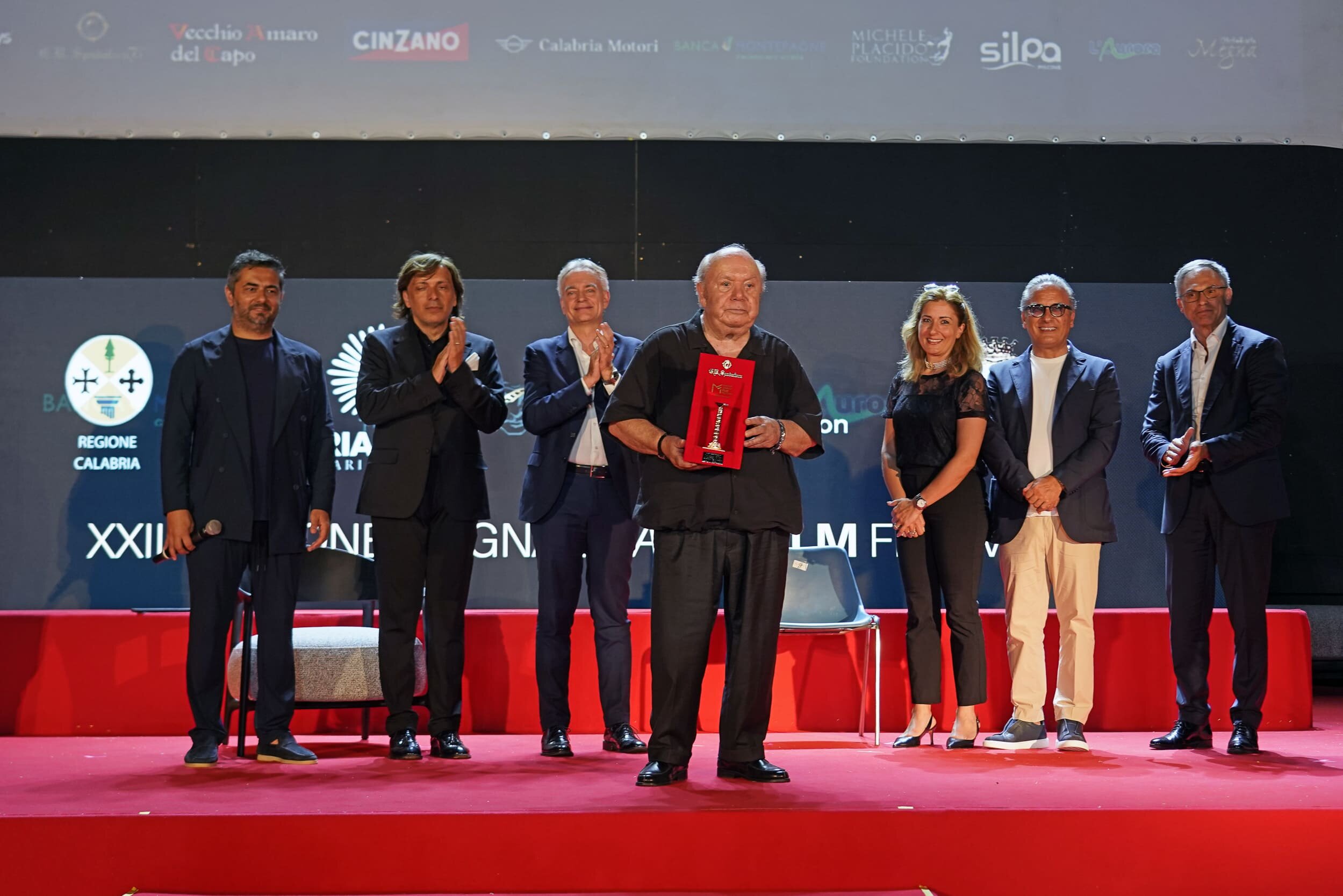 Magna Graecia Film Festival a Soverato Bagno di folla per Lino Banfi che dal palco annuncia: &laquo;Ho proposto una sceneggiatura a Kevin Spacey e la gireremo in Calabria&raquo;