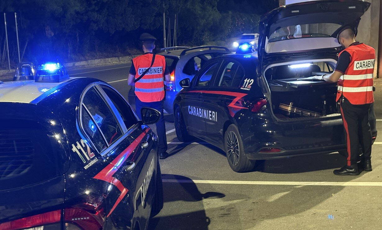 Controlli dei Carabinieri lungo la SS106 e nei luoghi di intrattenimento estivo tra Simeri Crichi e Belcastro. Sanzionate manovre pericolose e sorpassi azzardati, sequestrata un&rsquo;auto priva di copertura assicurativa.