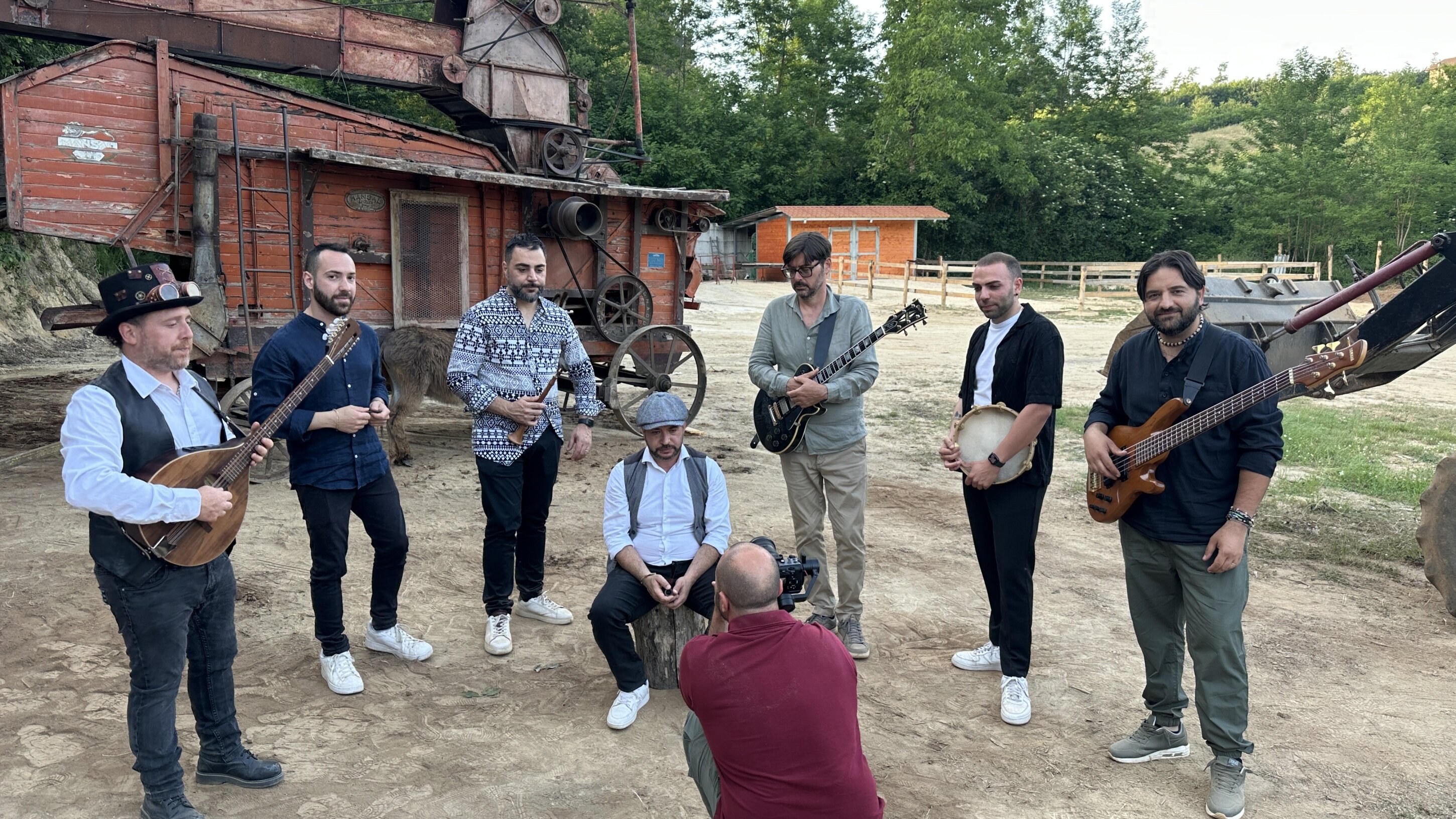 Today DUCIAMARA is released, the first single from the new album by Parafon&eacute; expected in autumn. "Duciamara" talks about the impermanence of things and the cont