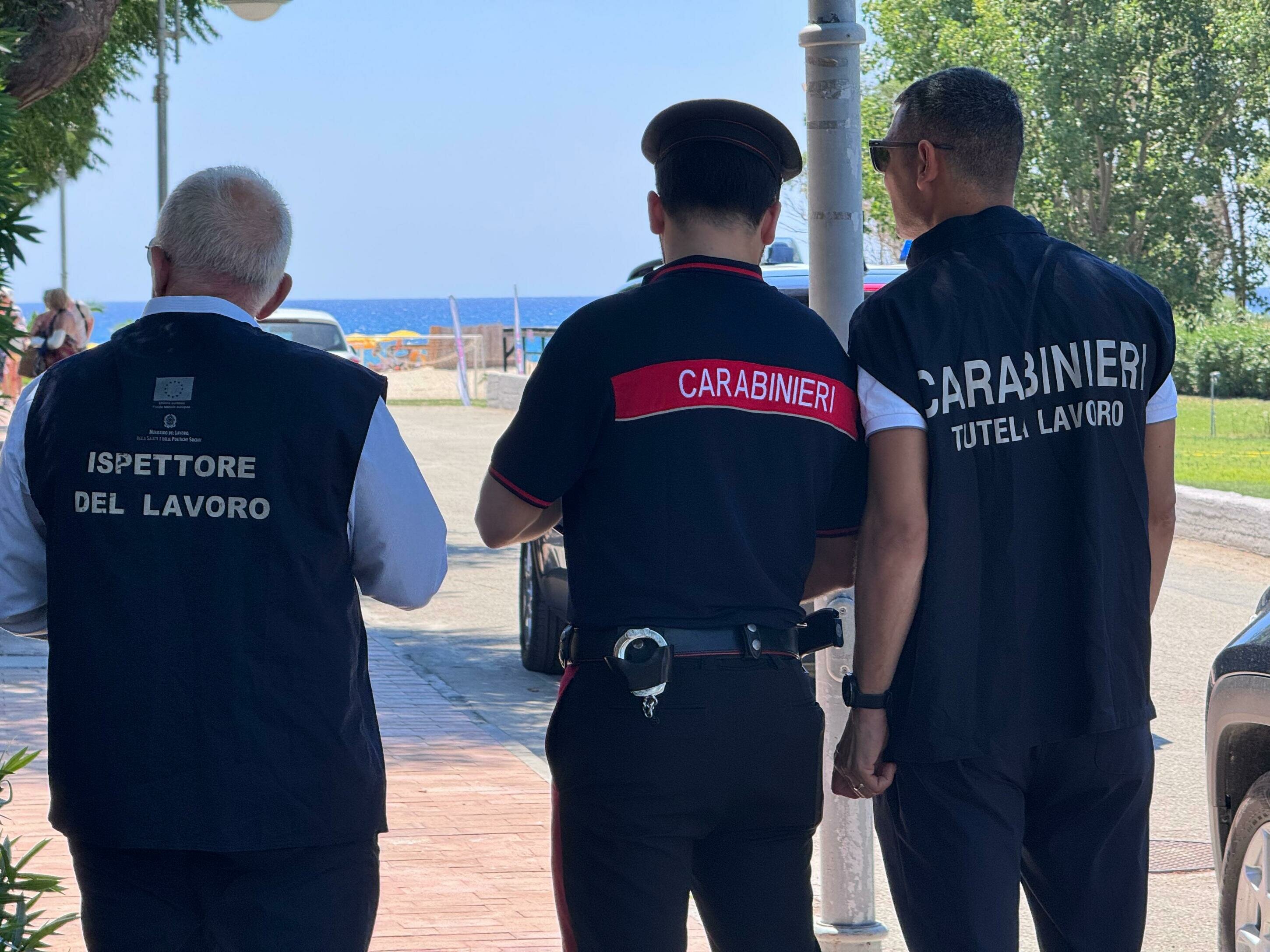 Carabinieri Catanzaro. Controlli straordinari nel settore turistico-alberghiero: ispezionato un villaggio turistico sulla fascia jonica. Scoperti un bagnino in nero e carenze igienico-sanitarie nella ristorazione: scattano sanzioni e sospensioni.